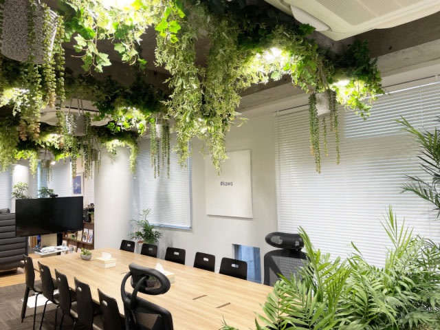 天井から多くの植物を吊った小さめの会議室イメージ